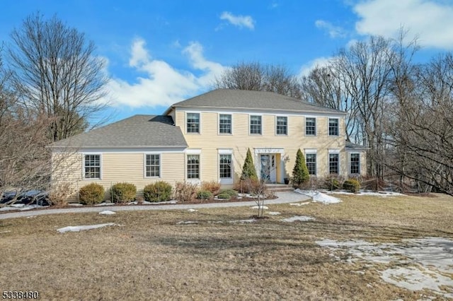 colonial inspired home featuring a front yard