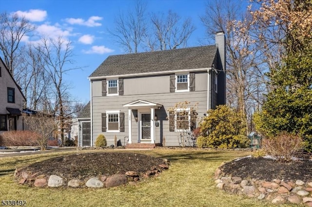 colonial home featuring a front yard