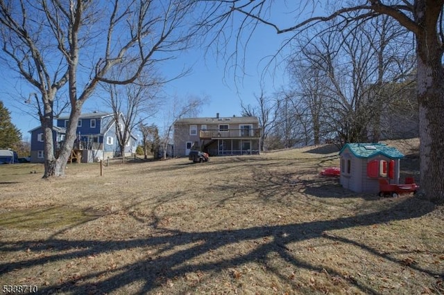 view of yard with an outbuilding