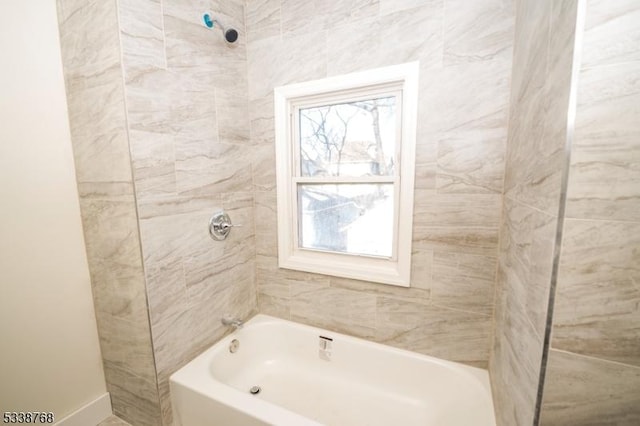 bathroom featuring tiled shower / bath