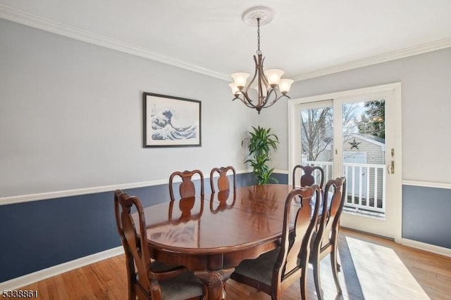 dining space with light wood-style flooring, baseboards, and ornamental molding