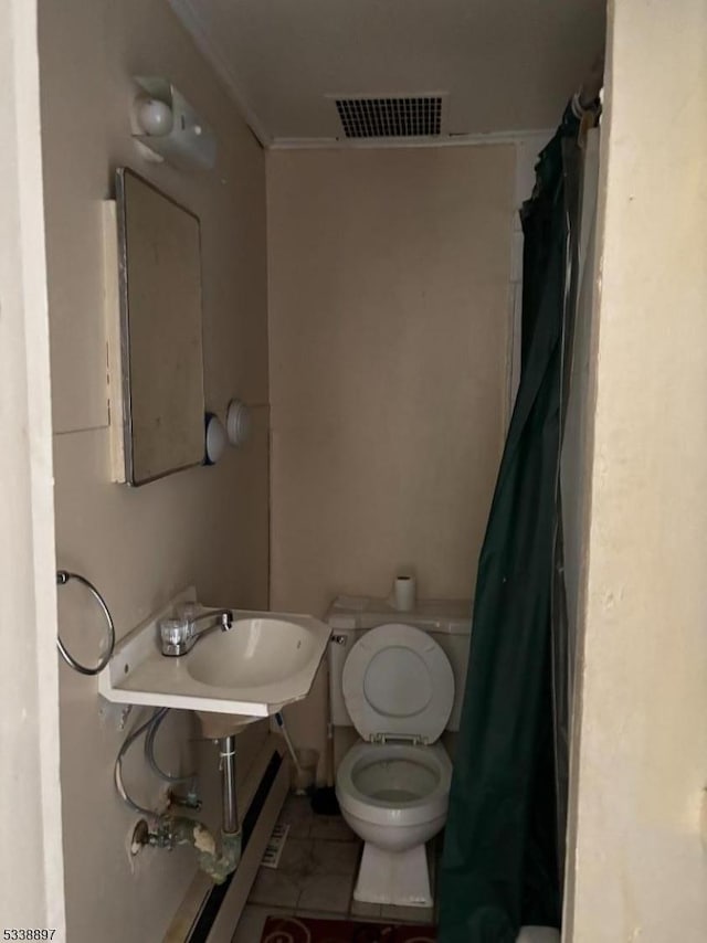 full bath with toilet, a shower with curtain, tile patterned flooring, and visible vents