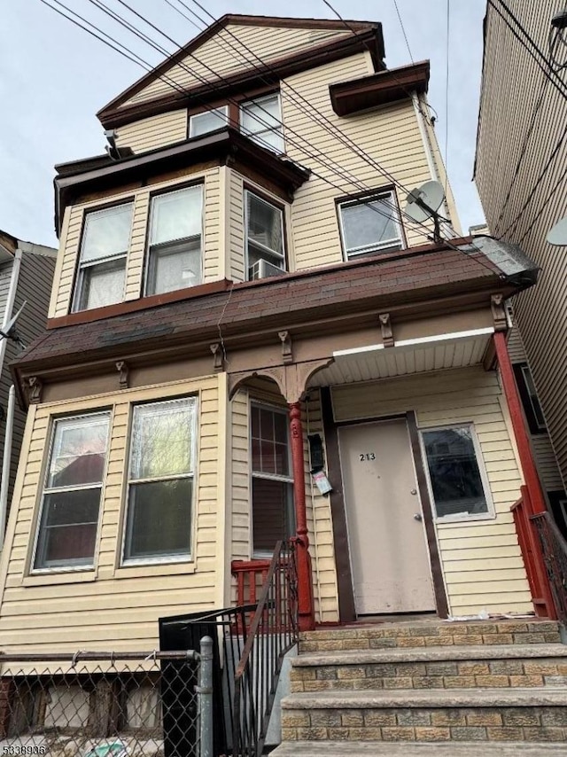 view of front of house with covered porch and fence