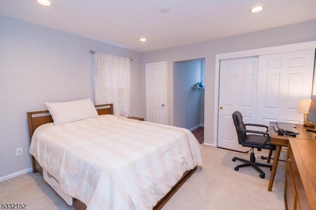 bedroom featuring light carpet, a closet, baseboards, and recessed lighting