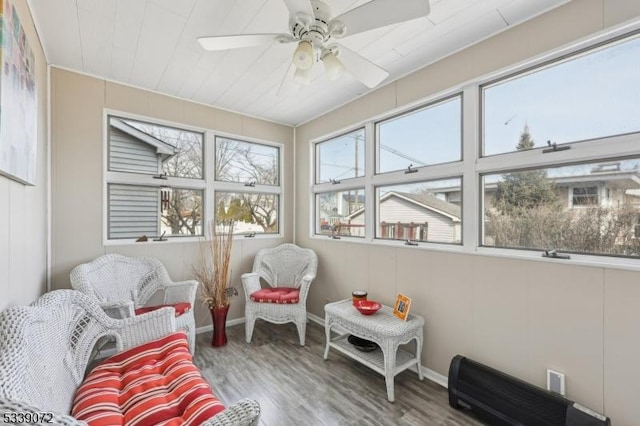 sunroom with ceiling fan