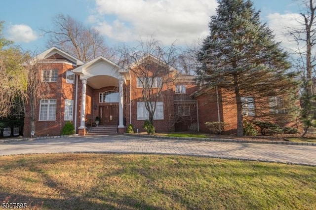 front of property featuring a front lawn