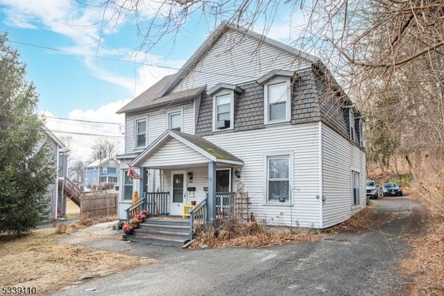 view of front of property with covered porch and driveway