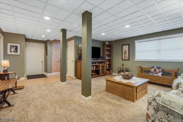 living area featuring recessed lighting, a drop ceiling, baseboards, and light carpet