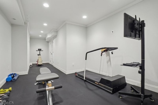 exercise room featuring recessed lighting, crown molding, and baseboards