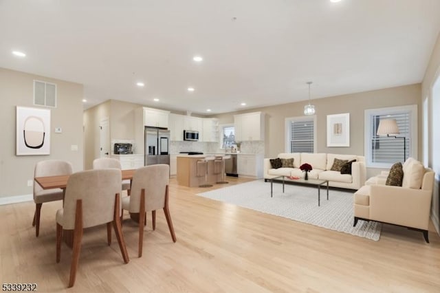 dining space featuring visible vents, recessed lighting, baseboards, and light wood-style floors