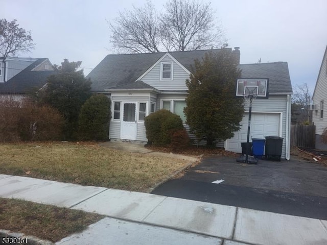 view of front of home featuring a front yard