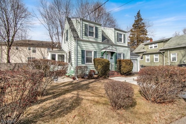 view of front of property featuring a shingled roof