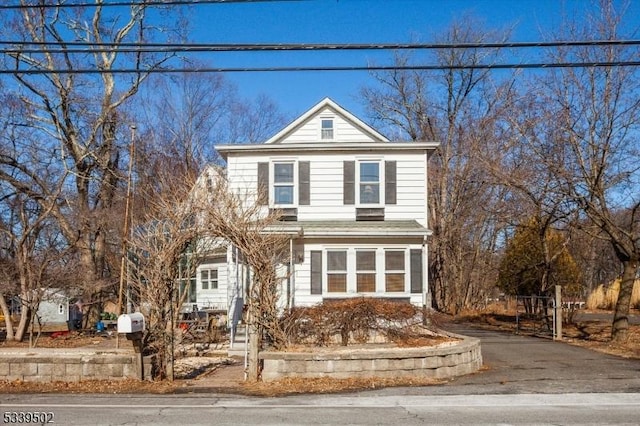 view of front of house with driveway