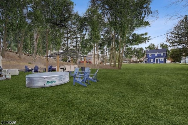 view of yard featuring a pool