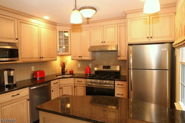 kitchen with stainless steel appliances, decorative light fixtures, under cabinet range hood, and decorative backsplash