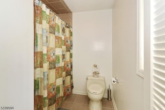full bath with baseboards, tile patterned flooring, toilet, and a shower with shower curtain