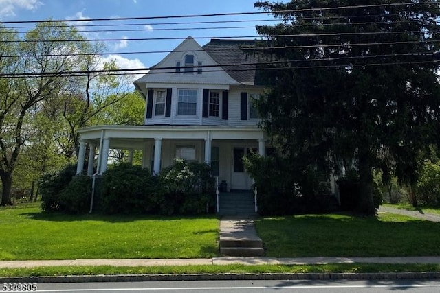 view of front of property featuring a porch and a front yard