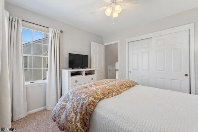 bedroom with carpet floors, a ceiling fan, baseboards, and a closet