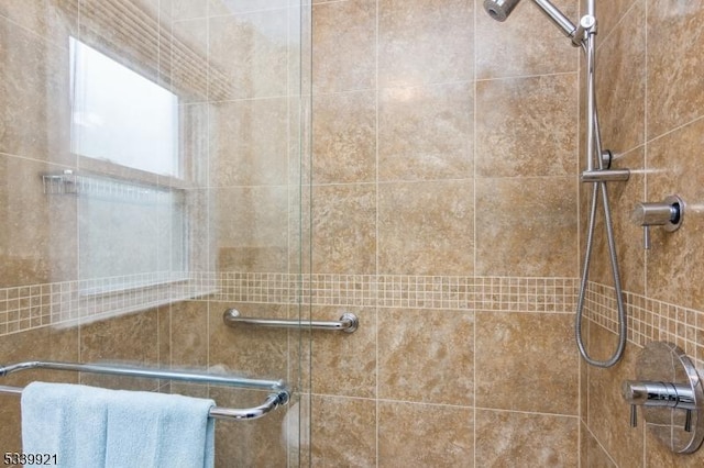 full bath featuring tiled shower