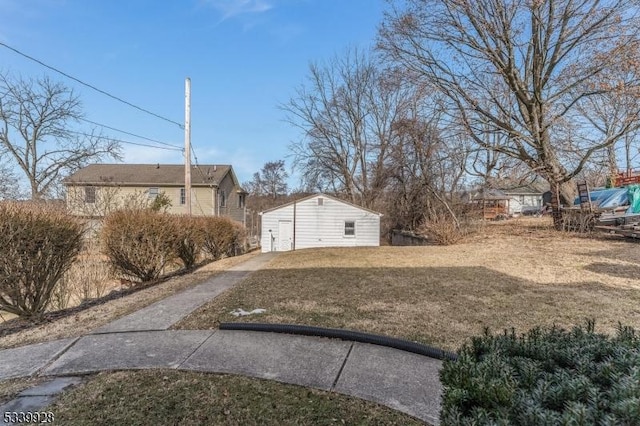 view of yard with an outdoor structure