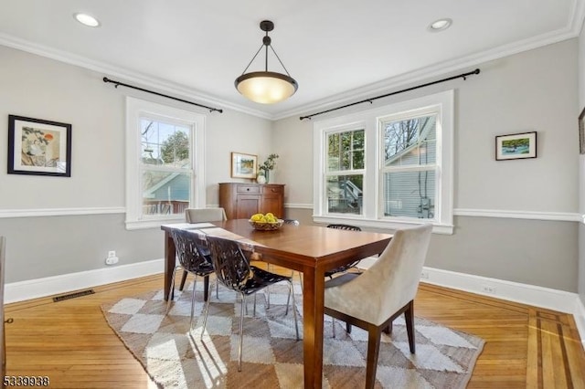 dining area featuring ornamental molding, visible vents, and baseboards