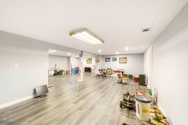 exercise room with light wood-type flooring, baseboards, visible vents, and recessed lighting