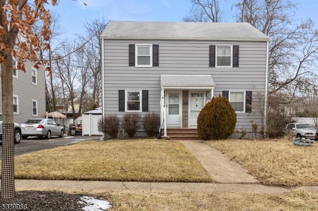 view of front of house featuring entry steps and a front yard