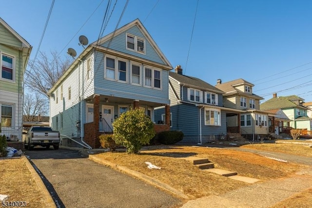 view of front facade with driveway