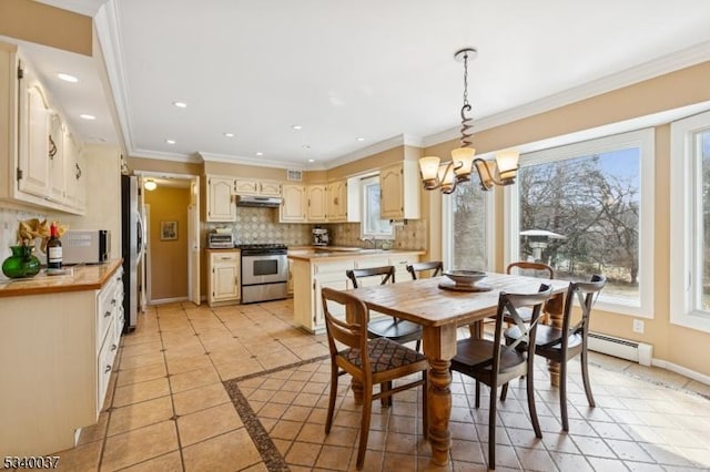 dining space with recessed lighting, a healthy amount of sunlight, crown molding, and baseboards