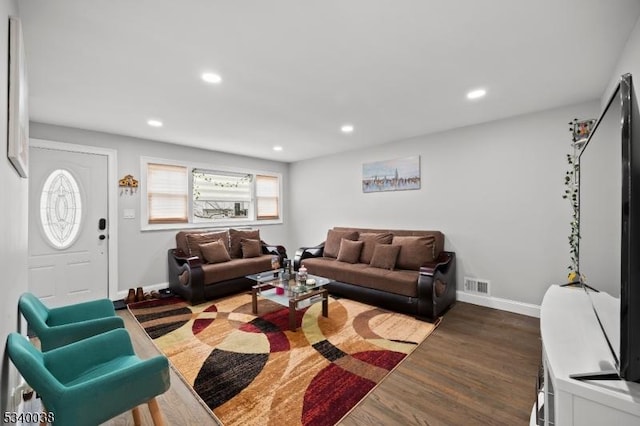 living area featuring dark wood-style floors, baseboards, visible vents, and recessed lighting