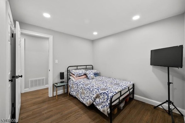 bedroom featuring baseboards, dark wood-style flooring, visible vents, and recessed lighting