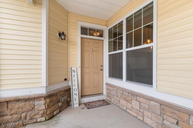 entrance to property featuring covered porch