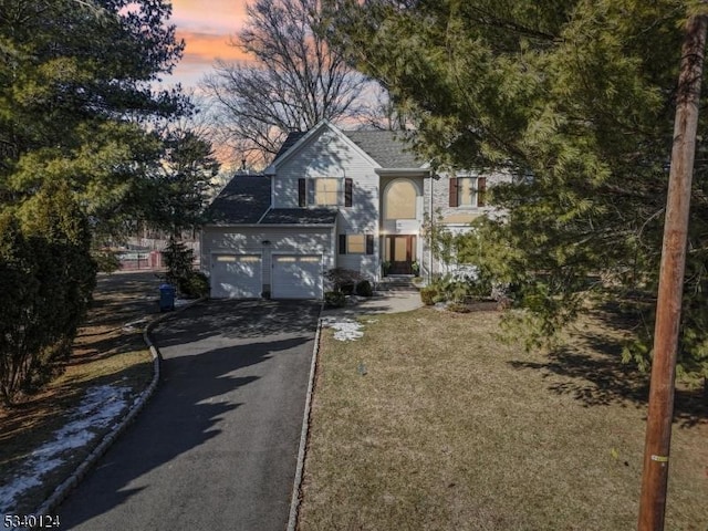 view of front facade featuring driveway