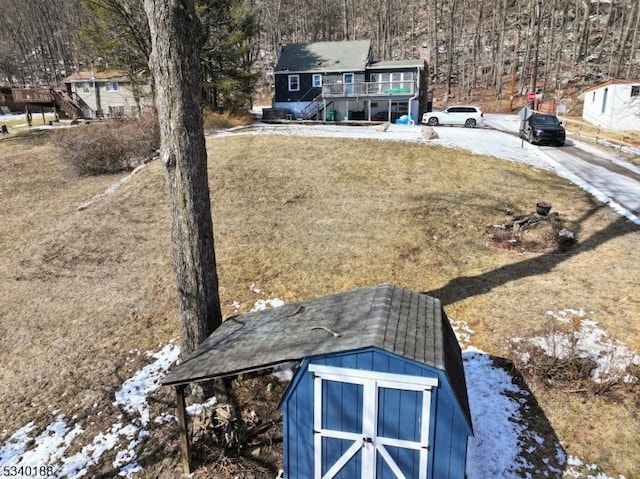 view of yard featuring an outdoor structure and a shed