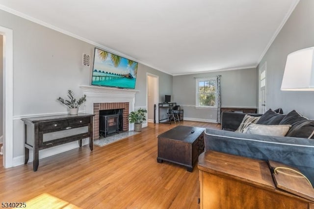 living area featuring light wood-style floors, ornamental molding, and baseboards