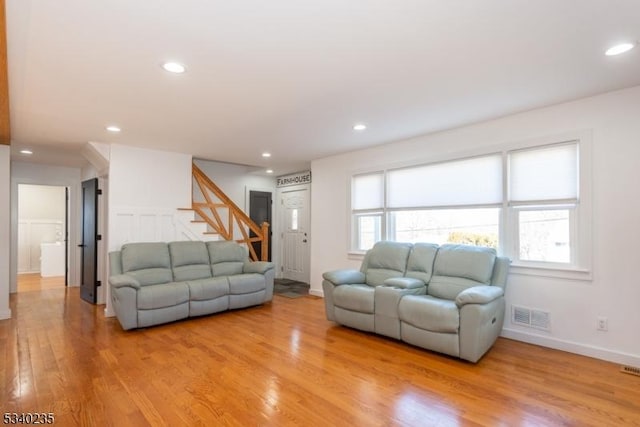 living area featuring a healthy amount of sunlight, light wood-style floors, visible vents, and recessed lighting