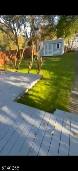 view of yard featuring an outbuilding