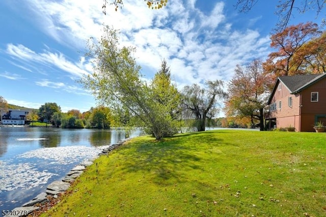 view of yard featuring a water view