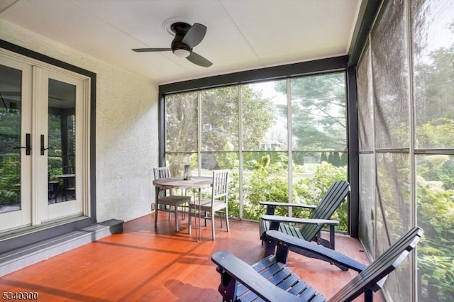 sunroom / solarium featuring ceiling fan