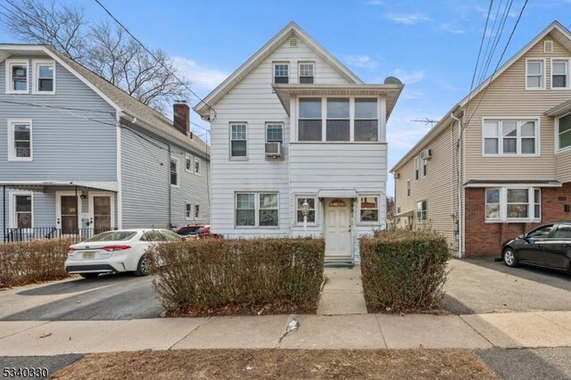 view of front of property with driveway