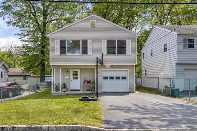 view of front of home featuring driveway, a front lawn, and fence