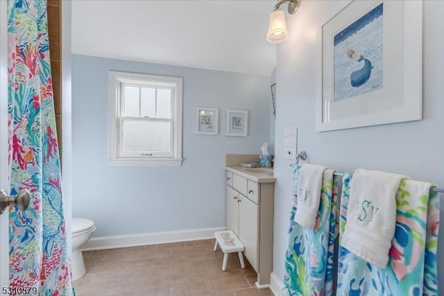 full bath with a shower with curtain, toilet, vanity, and baseboards