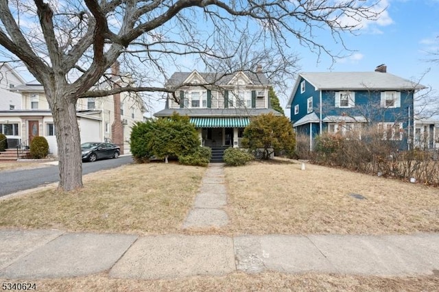 view of front of house with a front lawn