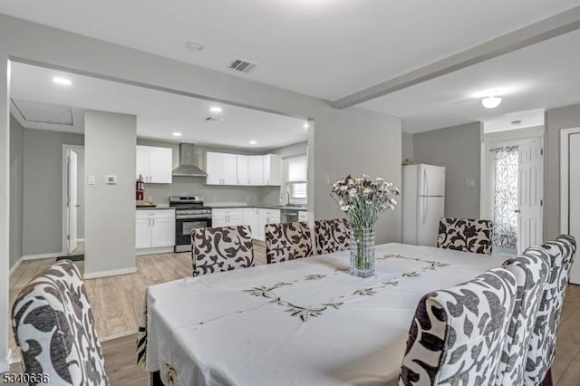 dining space with recessed lighting, visible vents, light wood-style flooring, and baseboards