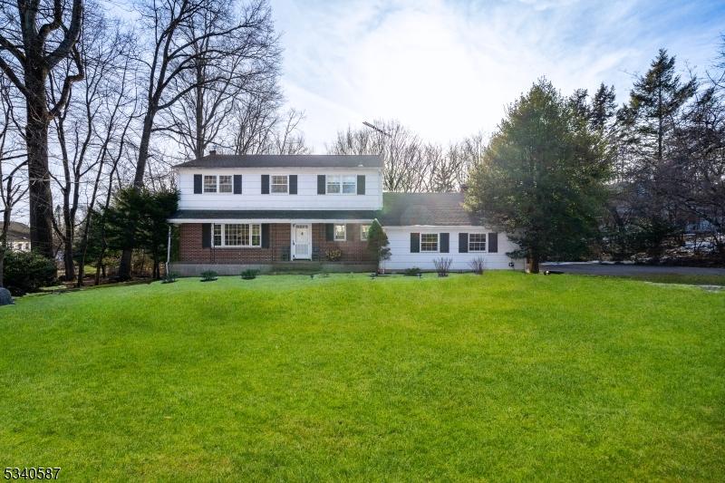 view of front of home with a front lawn