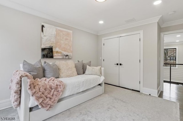 interior space with baseboards, ornamental molding, and recessed lighting