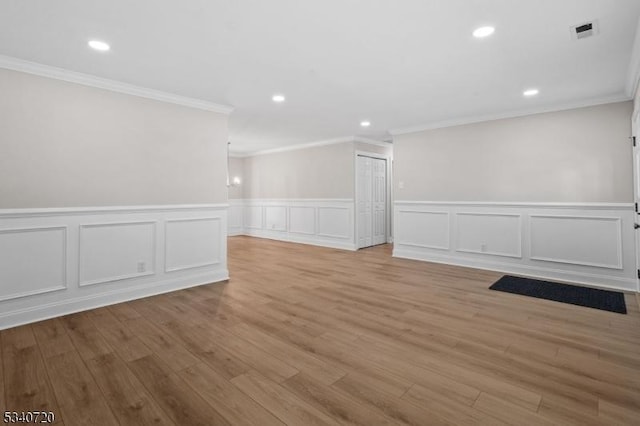 unfurnished room with light wood-style floors, visible vents, and recessed lighting