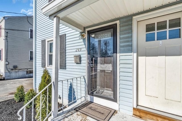 property entrance with driveway