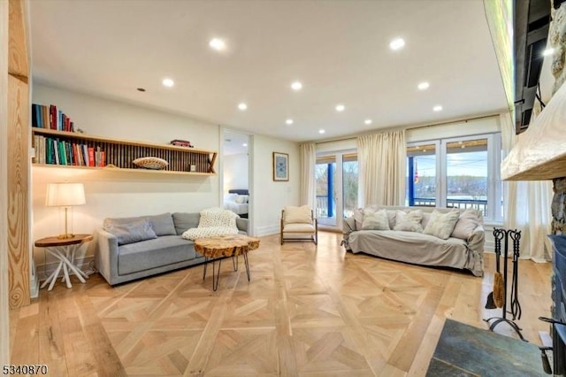 living area featuring baseboards and recessed lighting