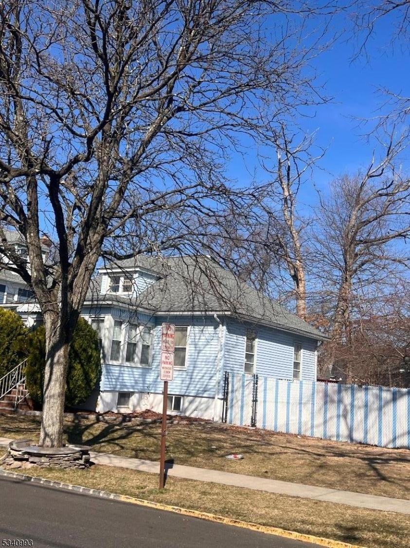 view of front of house featuring fence